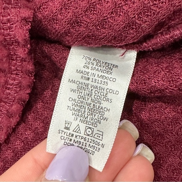 NWT Socialite Burgundy V-Neck Waffle Knit Long Sleeve Thermal Shirt - Picture 4 of 5